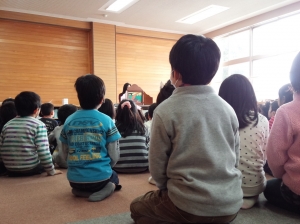 紙芝居に見入る子どもたち