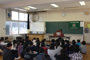 広い教室で、ふたつの学年ごとに紙芝居を見てもらったよ