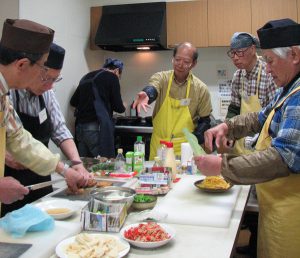 みなさん真剣にお料理中。