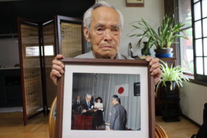 茅誠司「小さな親切」運動本部 初代代表に感謝状を贈呈された際のお写真と