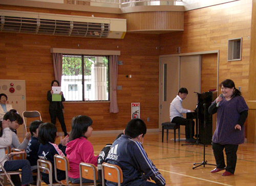 宮古市立田老第三小学校でミニコンサートの様子を見る