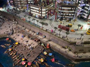 アジア風の街並みには水上マーケットが